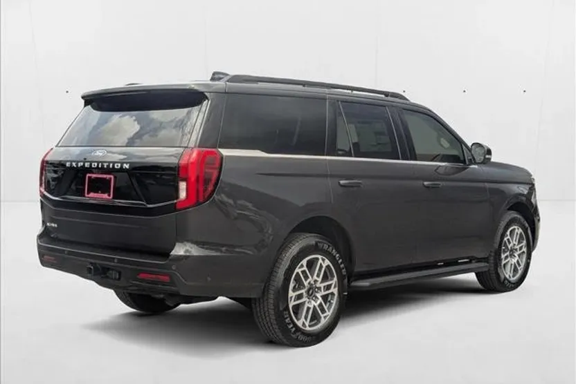 2025 Ford Expedition photo 1