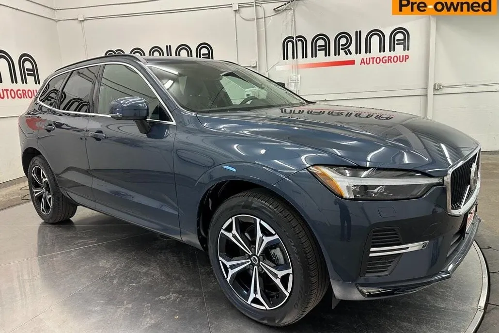 2022 Volvo XC60 B5 Momentum photo 1