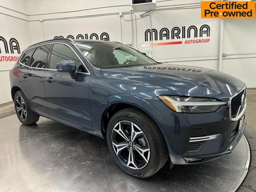 2022 Volvo XC60 B5 Momentum photo 1