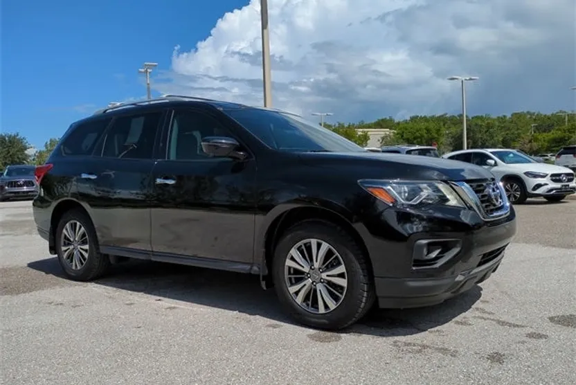 2018 Nissan Pathfinder SL photo 1