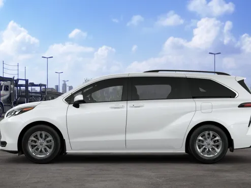 2025 Toyota Sienna LE photo 4