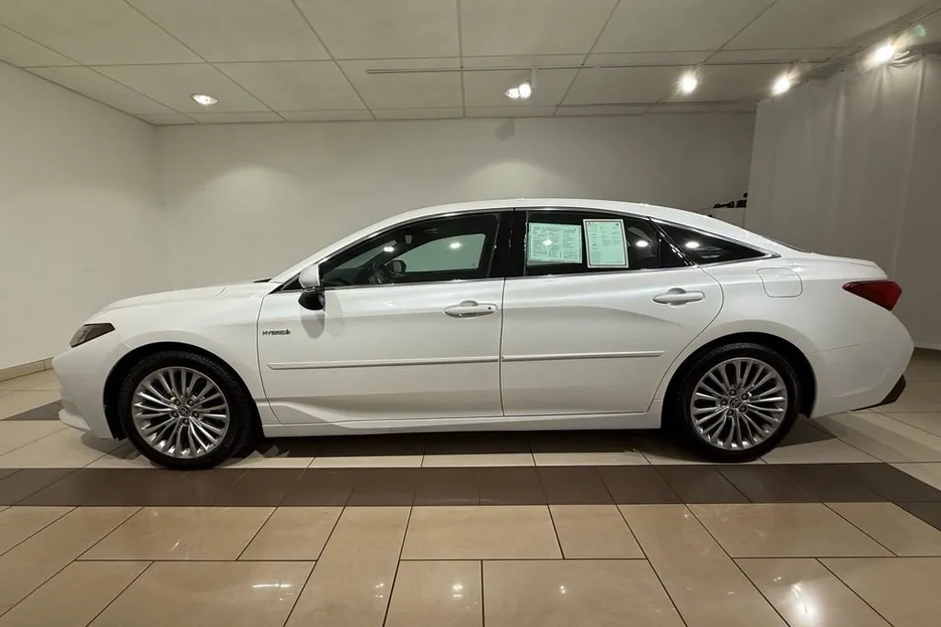 2020 Toyota Avalon Hybrid Limited photo 1