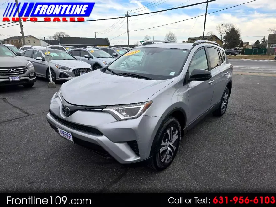 2017 Toyota RAV4 LE photo 1
