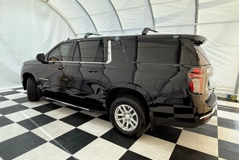 2022 Chevrolet Suburban LT photo 1