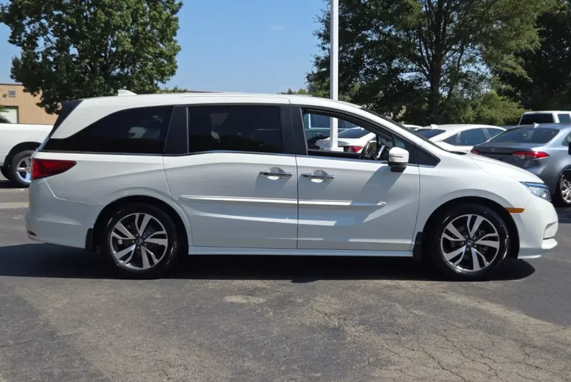 2022 Honda Odyssey Touring photo 1