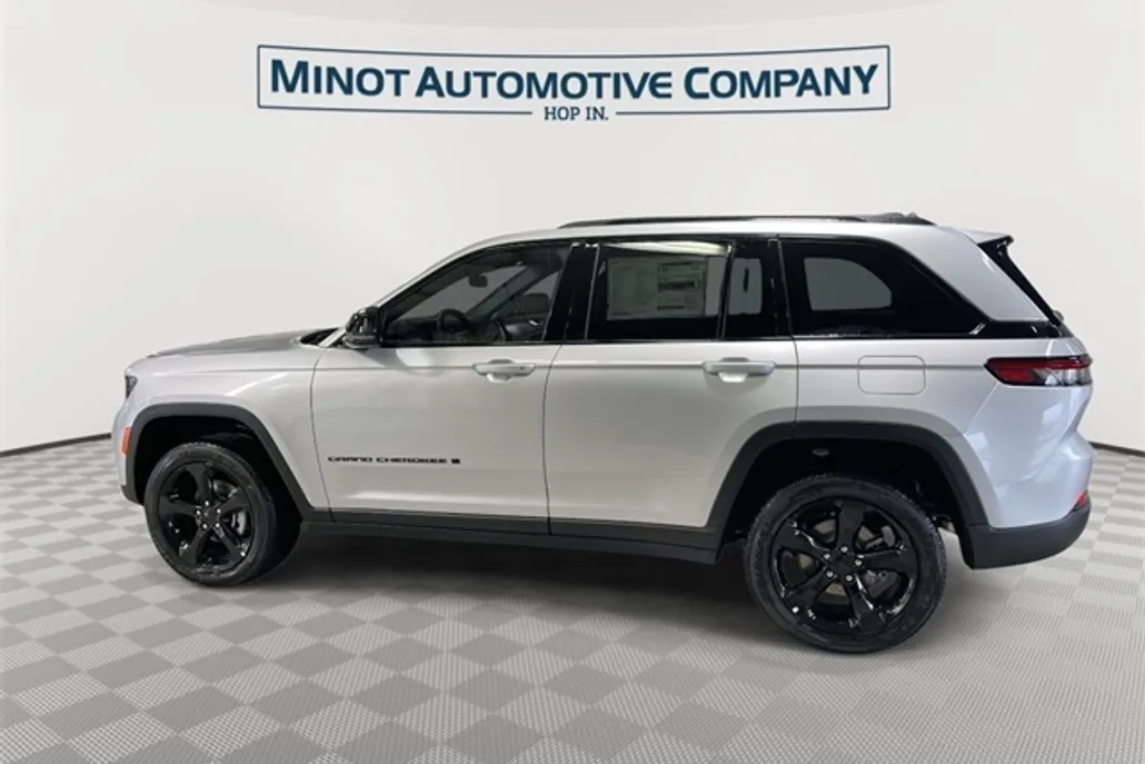 2025 Jeep Grand Cherokee Laredo Altitude photo 1