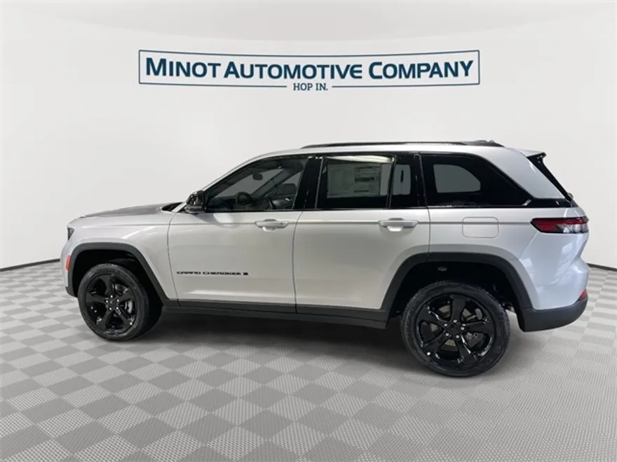 2025 Jeep Grand Cherokee Laredo Altitude photo 1