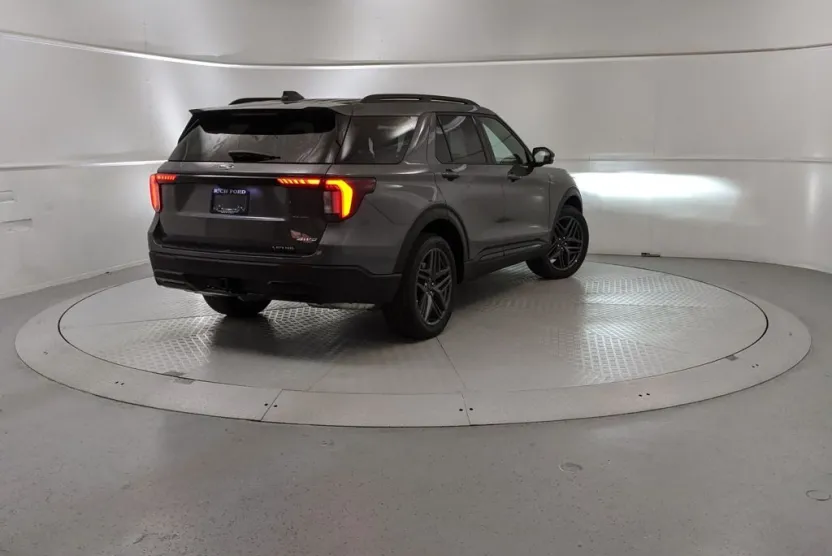 2025 Ford Explorer ST-Line photo 1