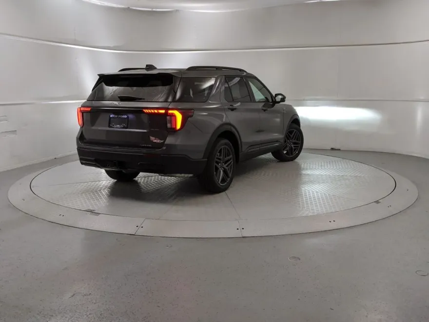 2025 Ford Explorer ST-Line photo 1
