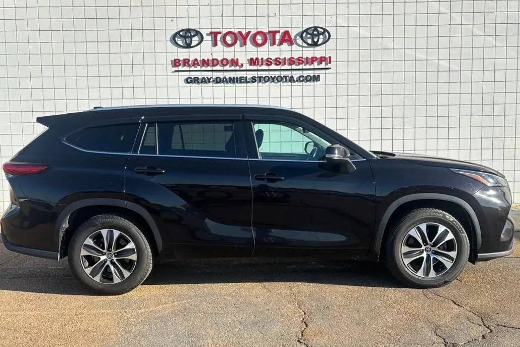 2022 Toyota Highlander XLE photo 1