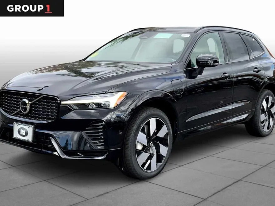 2025 Volvo XC60 Plus photo 1