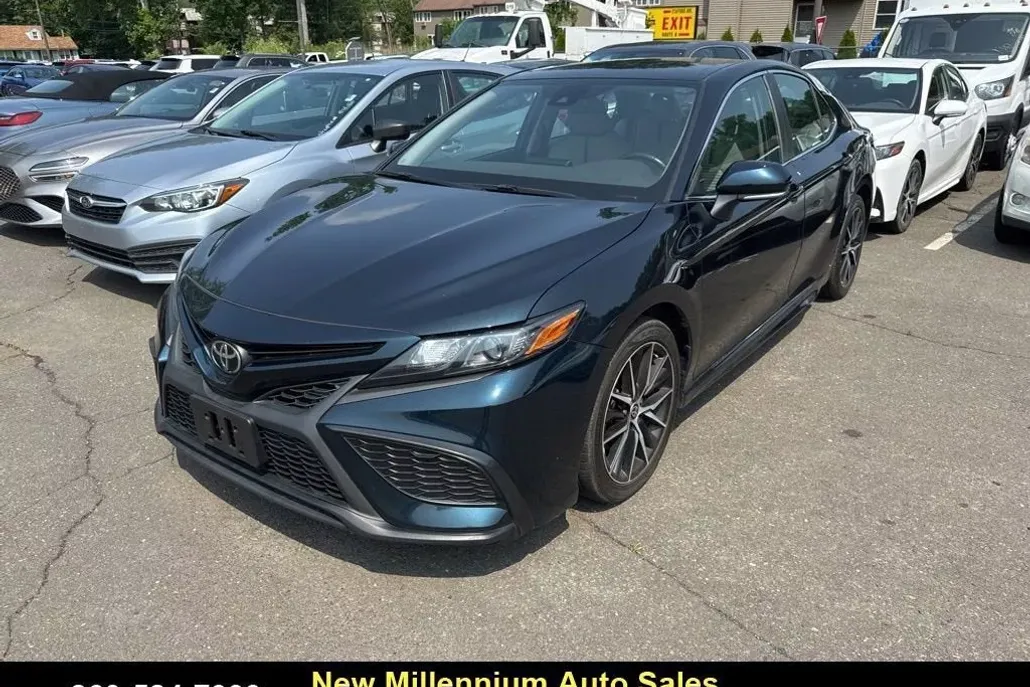 2021 Toyota Camry SE photo 1