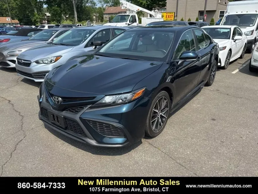 2021 Toyota Camry SE photo 1