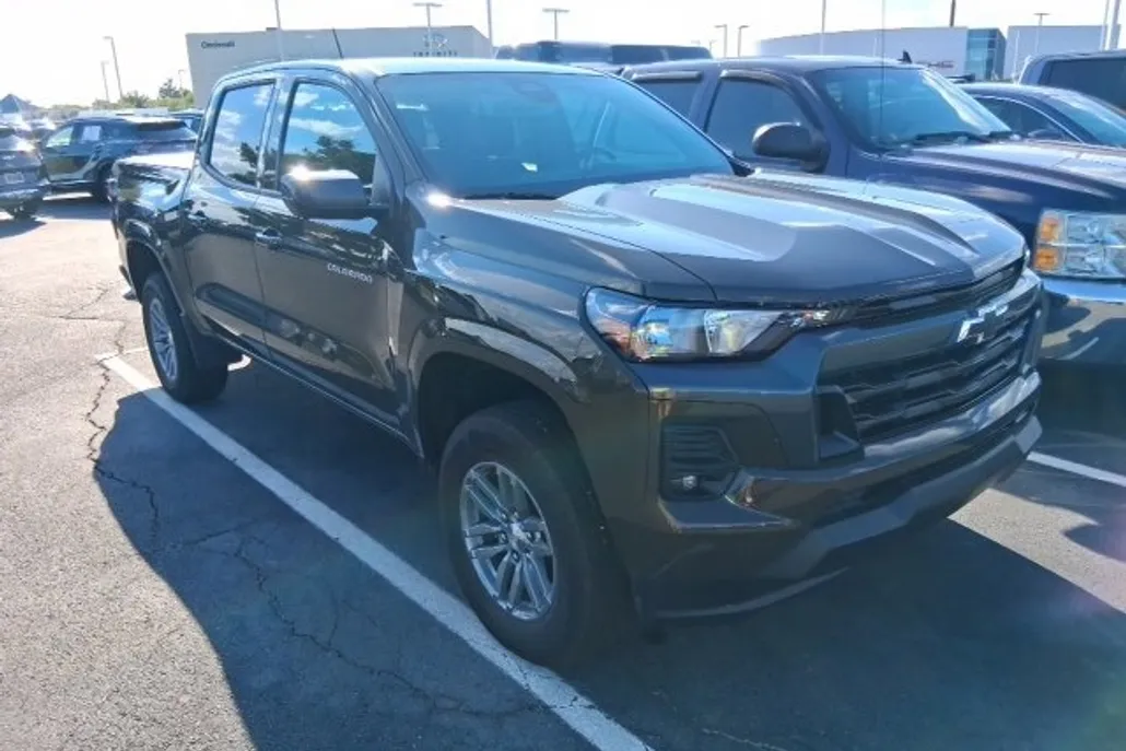 2024 Chevrolet Colorado LT photo 1