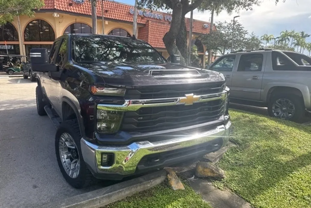 2024 Chevrolet Silverado 2500HD LT photo 1