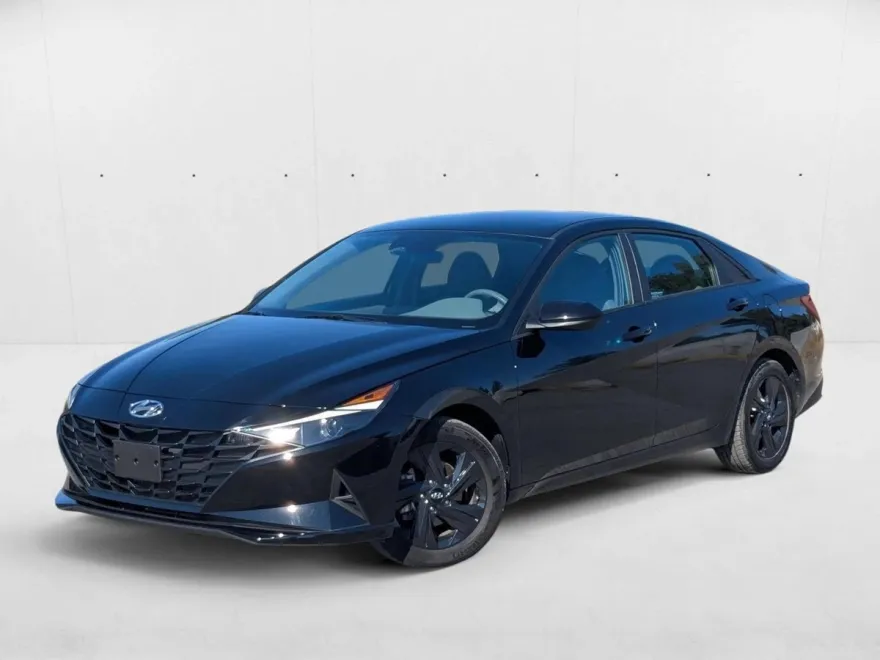 2023 Hyundai Elantra SEL photo 1