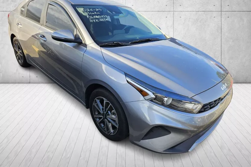2023 Kia Forte LXS photo 1