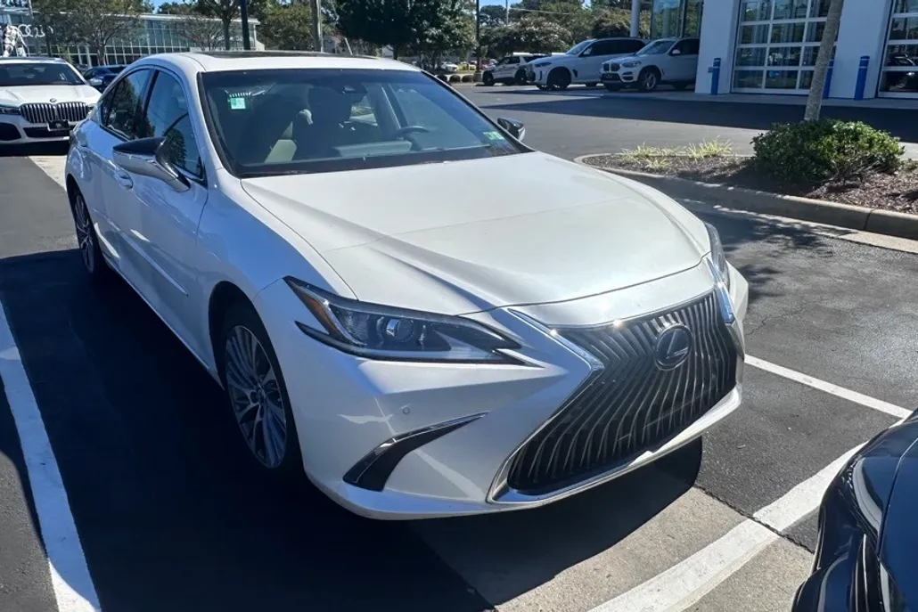 2021 Lexus ES 300h photo 1
