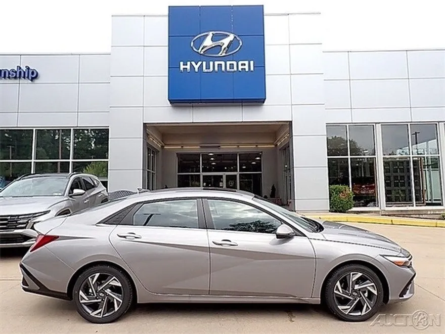 2025 Hyundai Elantra Limited photo 1