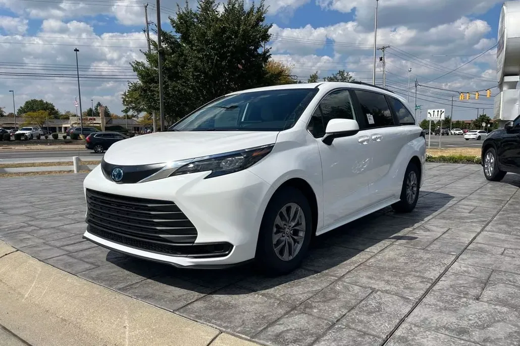 2025 Toyota Sienna LE photo 1