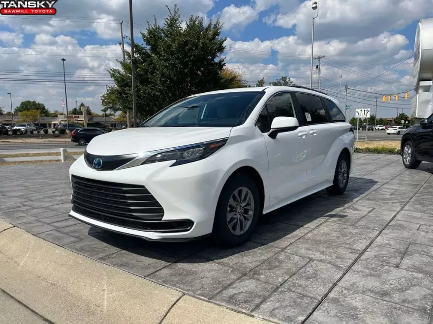 2025 Toyota Sienna LE photo 1