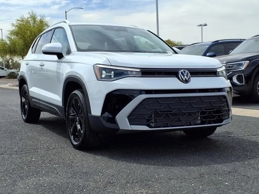 2025 Volkswagen Taos SE photo 1