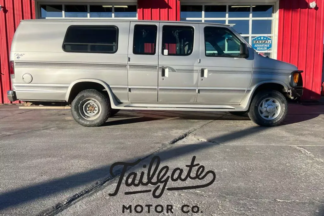 2003 Ford E-350 photo 1