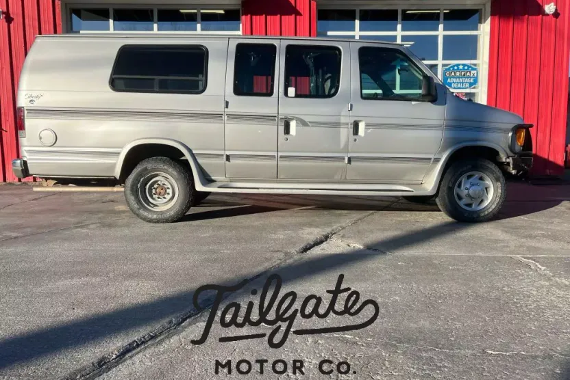 2003 Ford E-350 photo 1