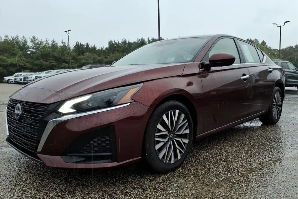 2023 Nissan Altima 2.5 SV photo 1
