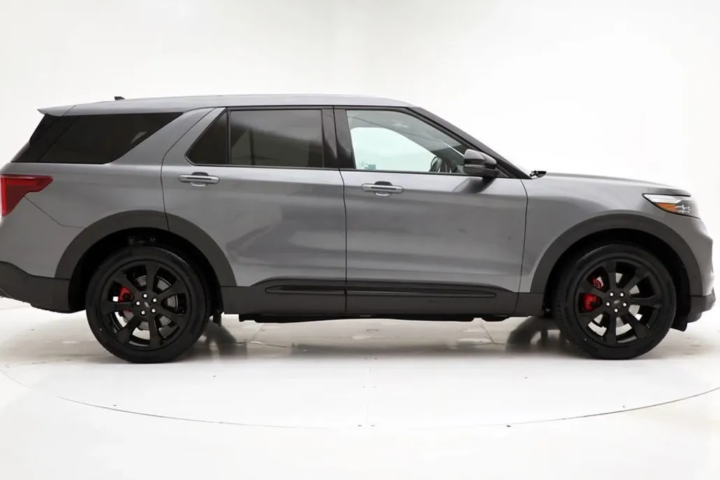 2022 Ford Explorer ST photo 1