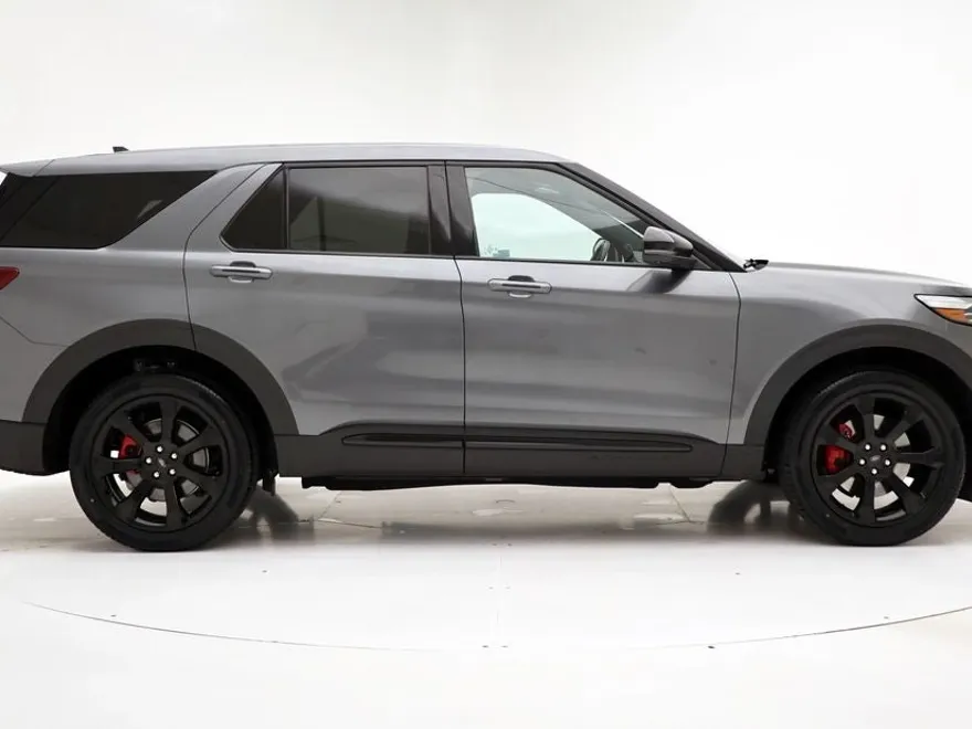 2022 Ford Explorer ST photo 1