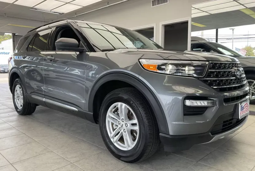 2024 Ford Explorer XLT photo 1