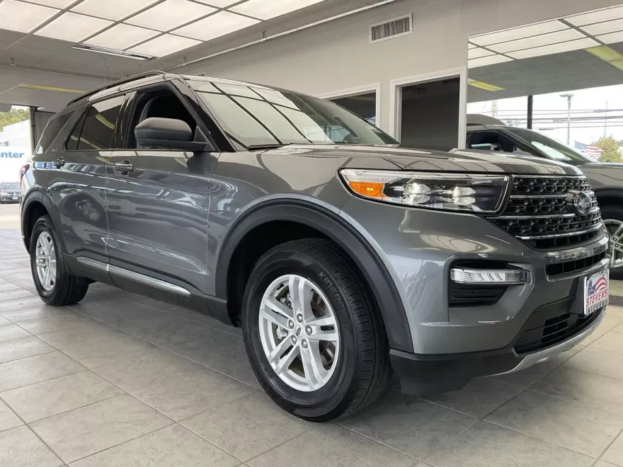 2024 Ford Explorer XLT photo 1