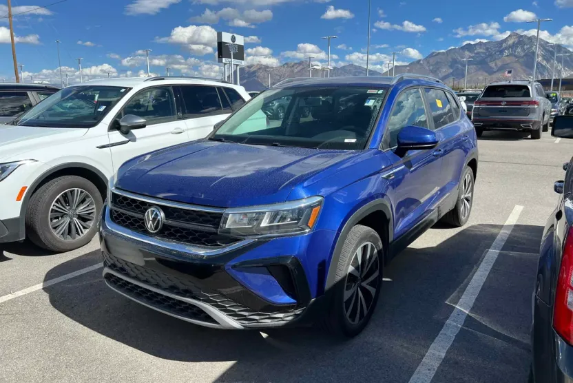 2022 Volkswagen Taos SE photo 1