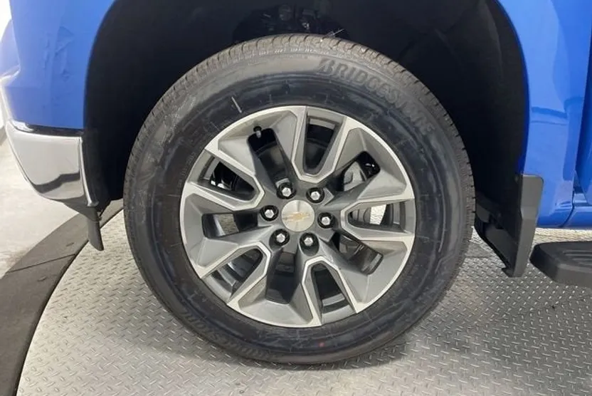 2025 Chevrolet Silverado 1500 LT photo 1