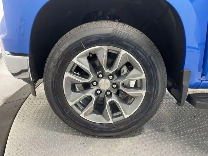 2025 Chevrolet Silverado 1500 LT photo 1