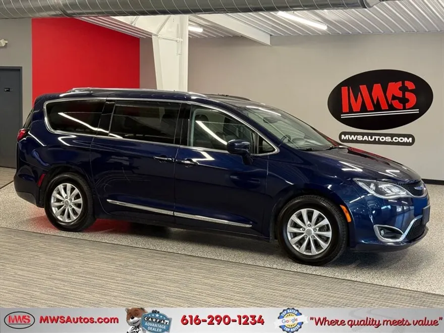 2018 Chrysler Pacifica Touring L photo 1