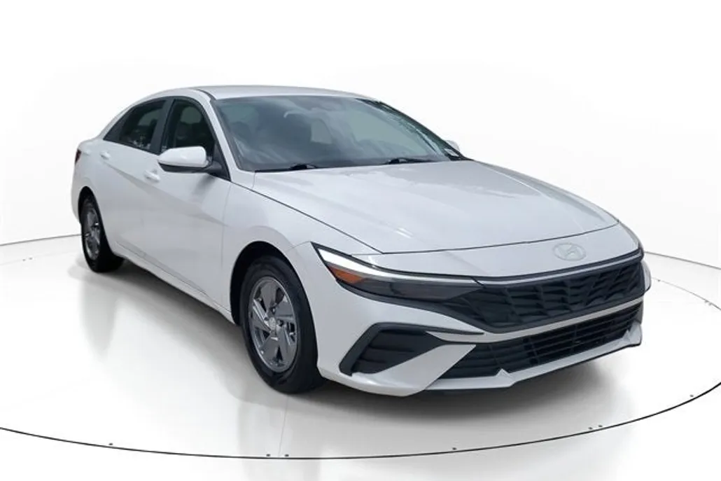 2024 Hyundai Elantra SE photo 1