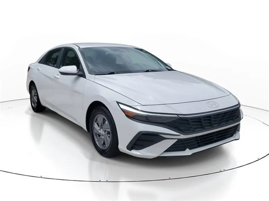 2024 Hyundai Elantra SE photo 1