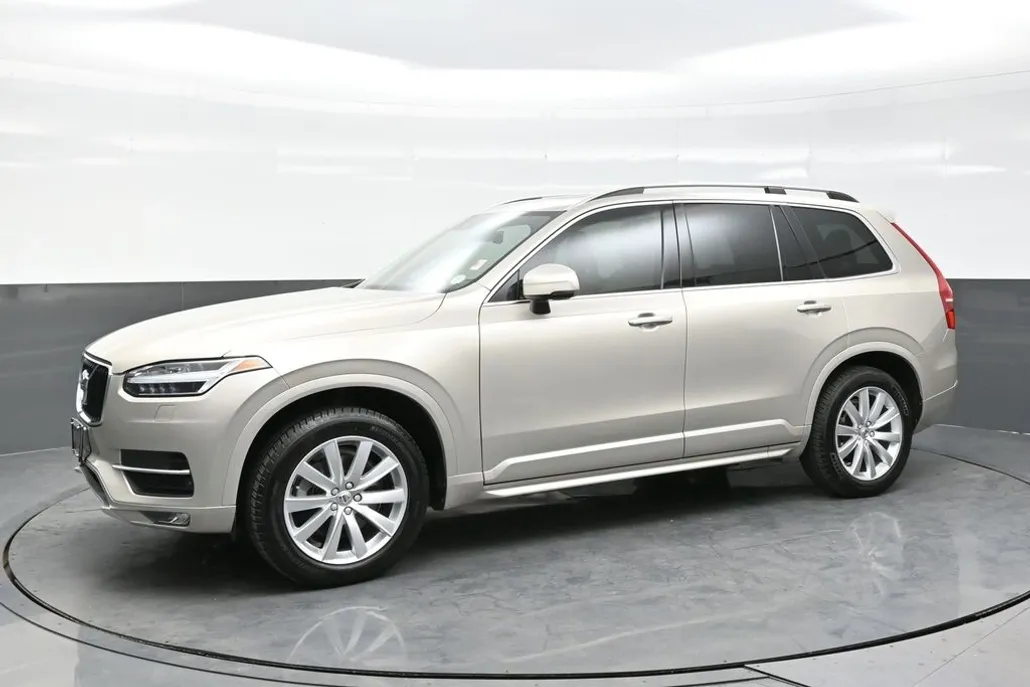 2016 Volvo XC90 T6 Momentum photo 1