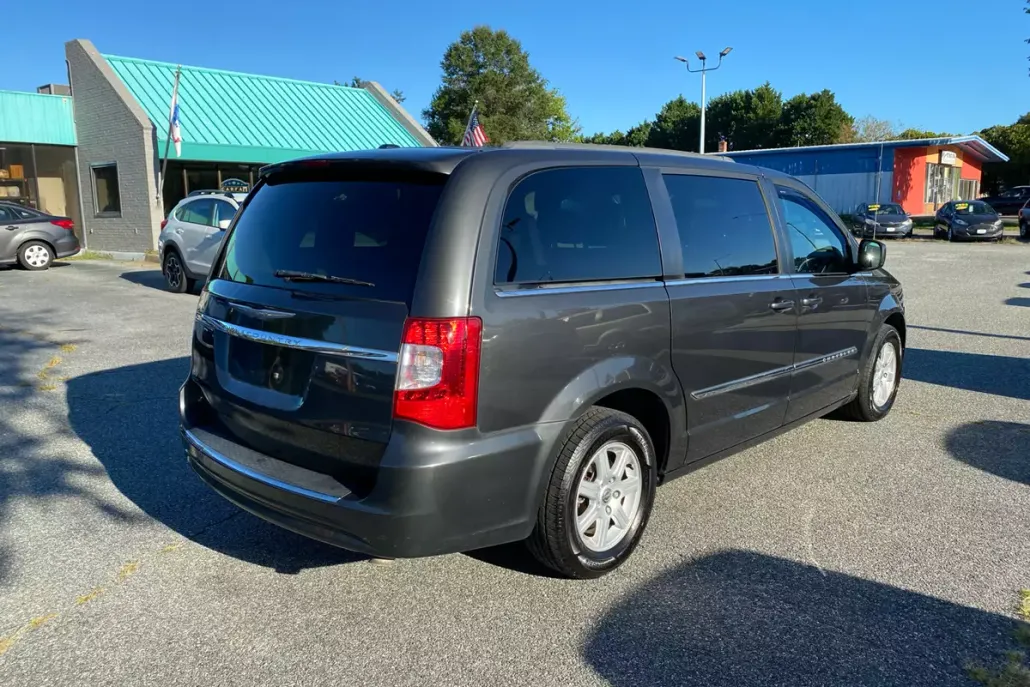 2012 Chrysler Town & Country Touring photo 1