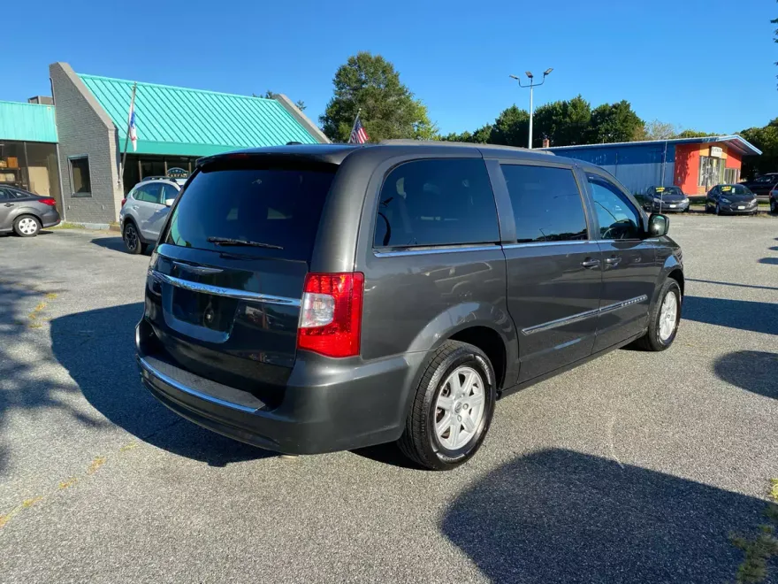 2012 Chrysler Town & Country Touring photo 1