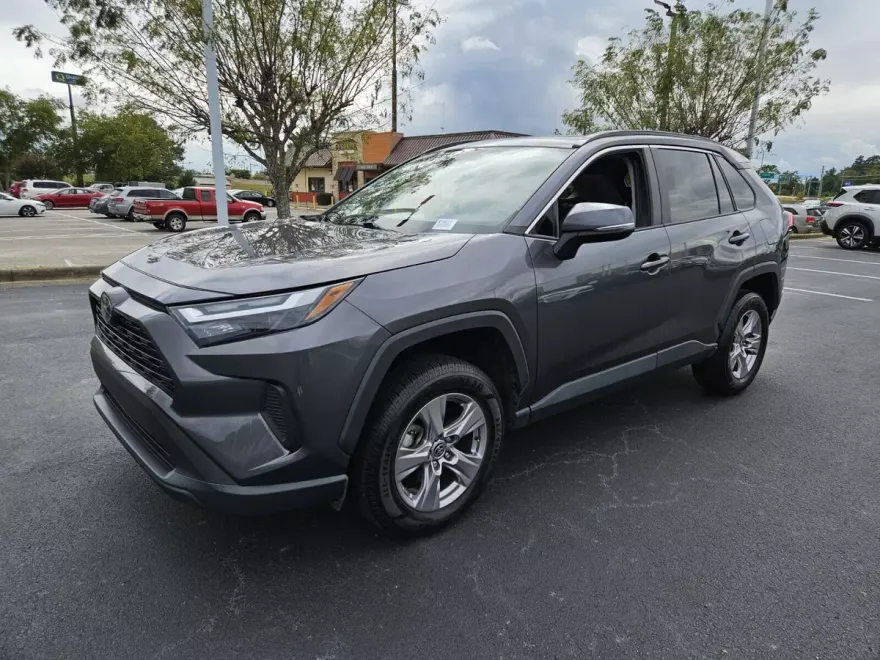 2022 Toyota RAV4 XLE photo 1