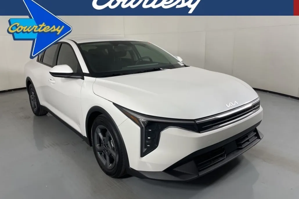 2025 Kia K4 LXS photo 1