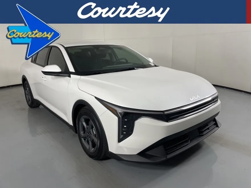 2025 Kia K4 LXS photo 1