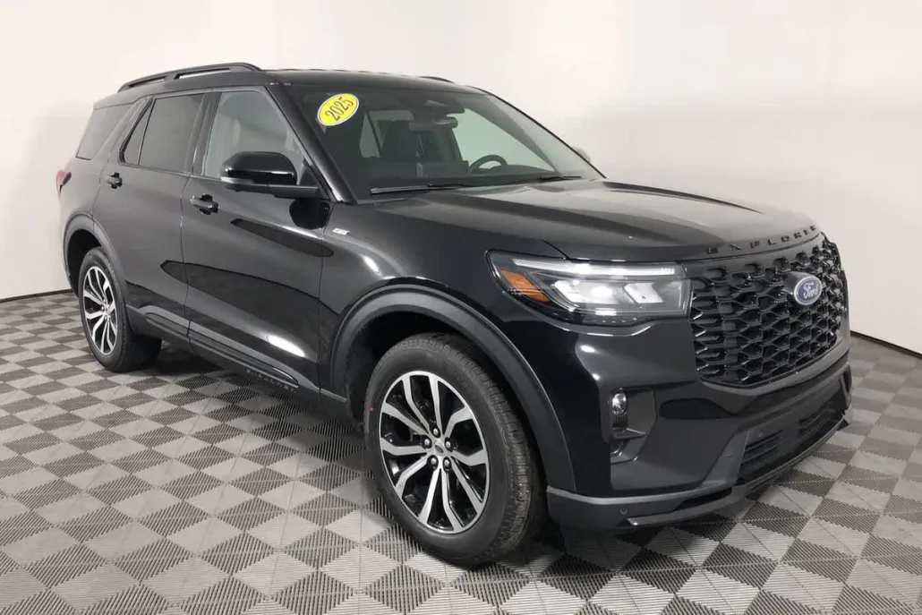 2025 Ford Explorer ST-Line photo 1