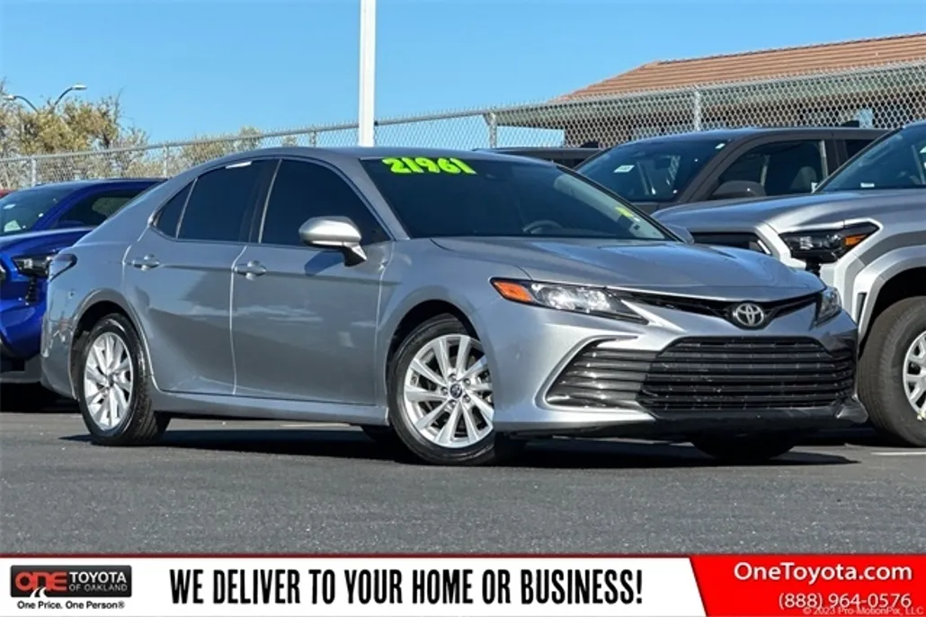 2021 Toyota Camry LE photo 1