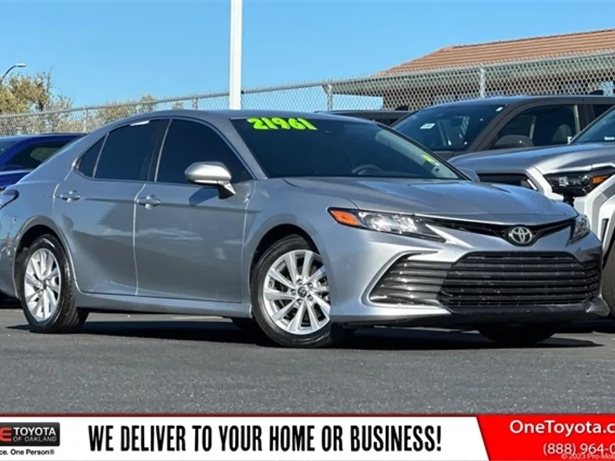 2021 Toyota Camry LE photo 1
