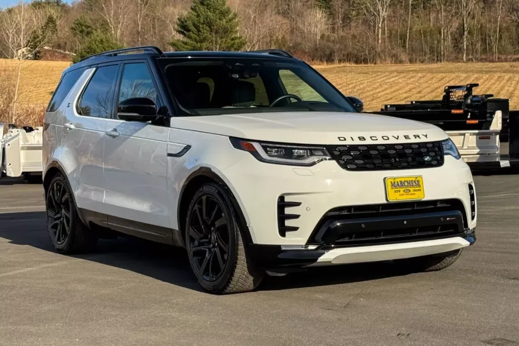 2023 Land Rover Discovery HSE photo 1