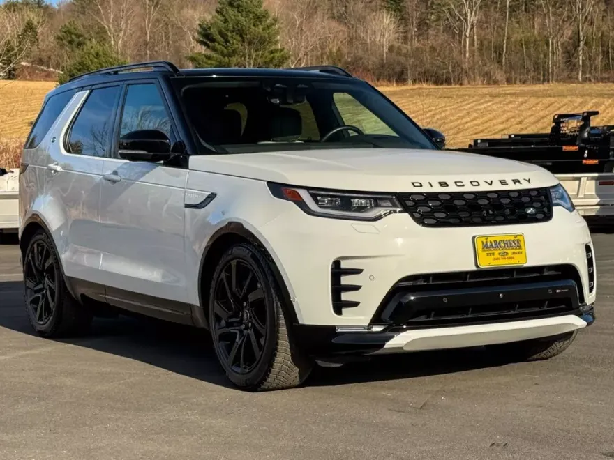 2023 Land Rover Discovery HSE photo 1